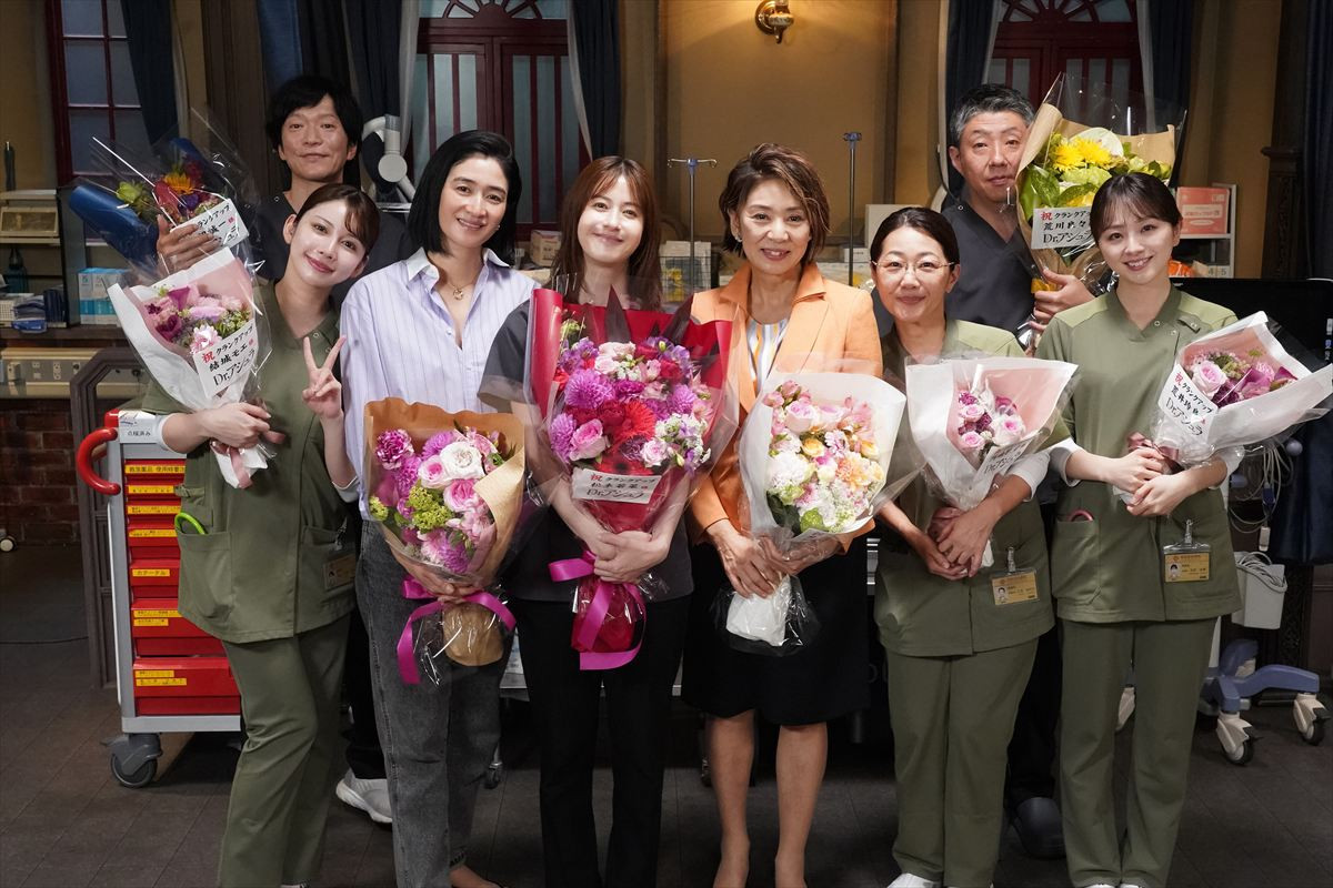 ドラマ『Dr.アシュラ』クランクアップを迎えた(左から)田辺誠一、結城モエ、小雪、松本若菜、片平なぎさ、阿南敦子、荒川良々、荒井玲良