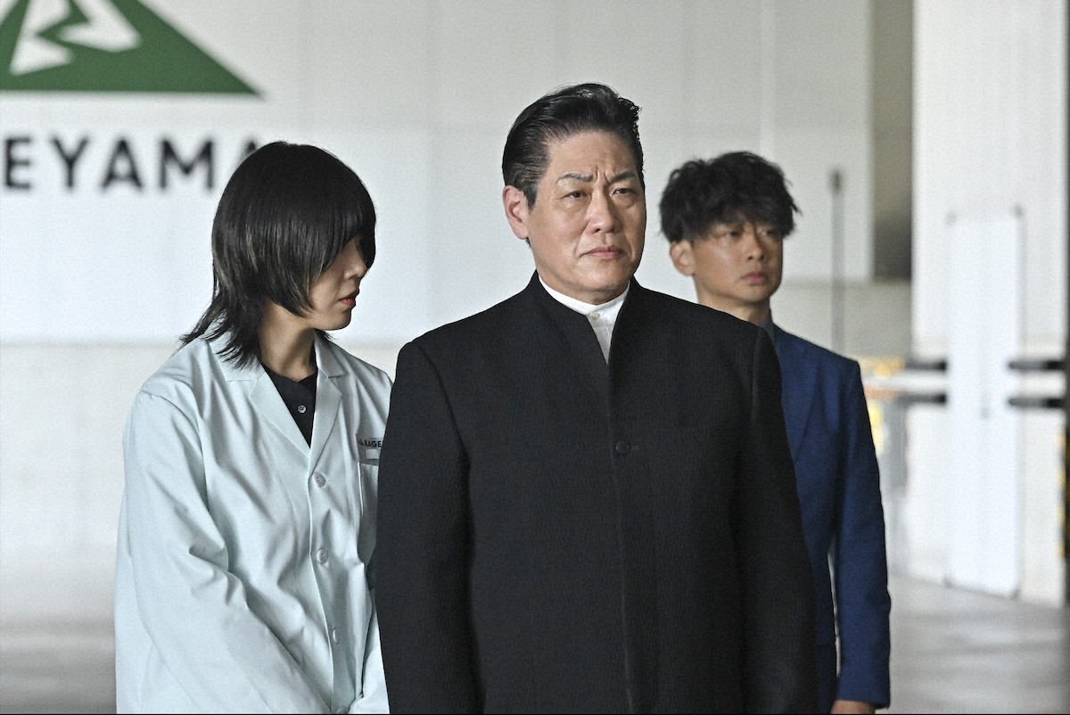 『キャスター』第9話　“進藤”阿部寛、スキャンダル発覚後も取材を継続　番組を揺るがす大事件が発生