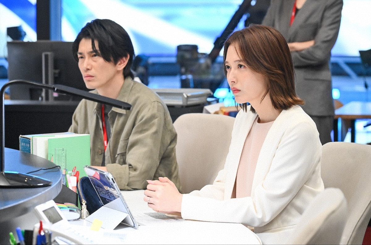 『キャスター』第9話　“進藤”阿部寛、スキャンダル発覚後も取材を継続　番組を揺るがす大事件が発生
