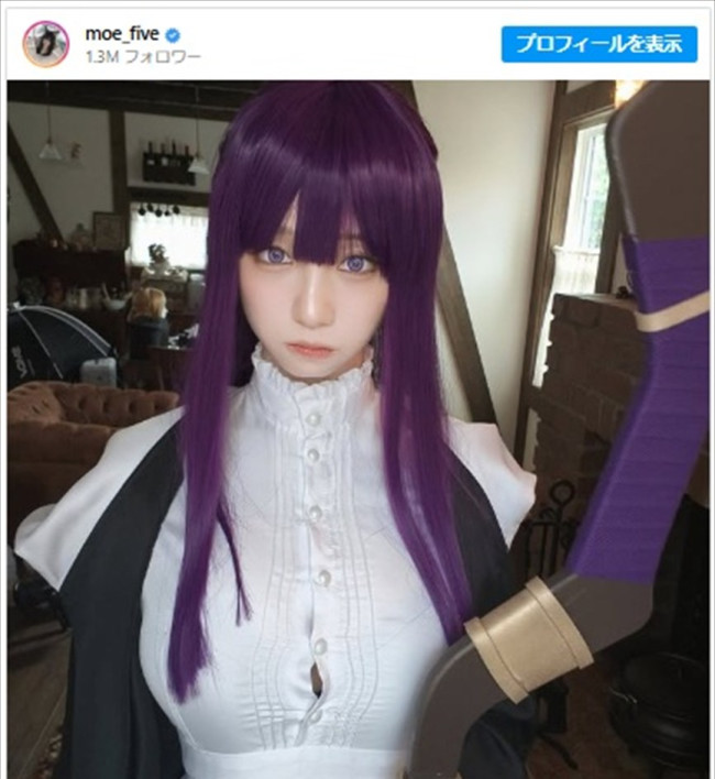 伊織もえがフェルンのコスプレを披露 ※「伊織もえ」インスタグラム