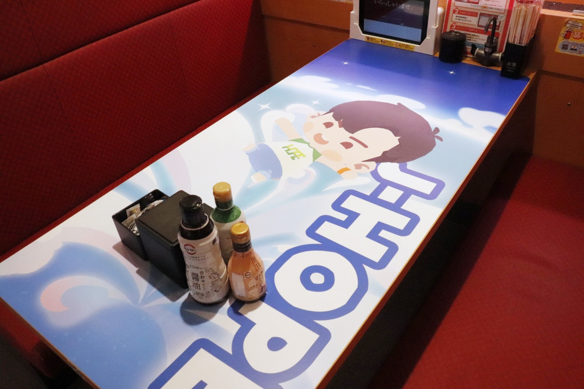『BTS Island：インザソム』コラボ装飾された「スシロー」新宿三丁目店の様子＿20250627