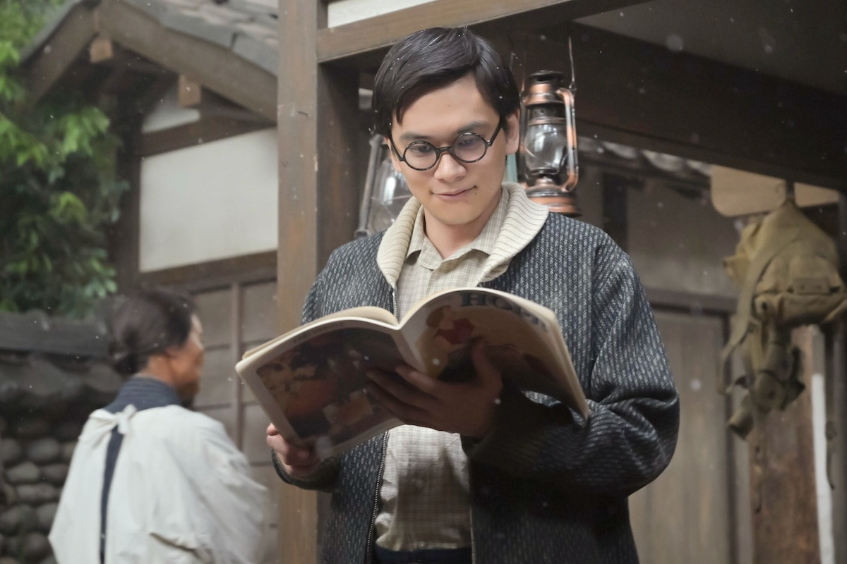 明日の『あんぱん』“のぶ”今田美桜、高知新報夕刊を担当　“嵩”北村匠海はアメリカの雑誌を手にする