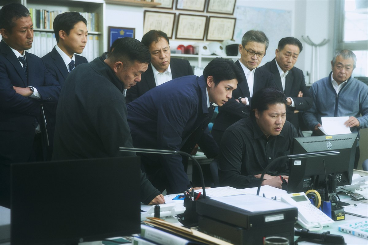 舘ひろし主演『港のひかり』、孤独なふたりを取り巻く豪華キャストたちを活写　場面写真一挙解禁