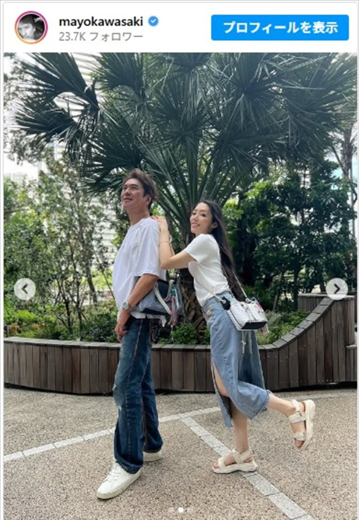 川崎麻世、美人妻とランチデートへ　※「川崎麻世」インスタグラム