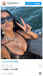 キム・カーダシアン、Amazon創始者ベゾスの豪華挙式で纏った巨大ダイヤのネックレスをシェア※「Kim Kardashian」インスタグラム
