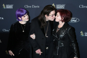 （左から）ケリー・オズボーン、オジー・オズボーン、シャロン・オズボーン（2020年）