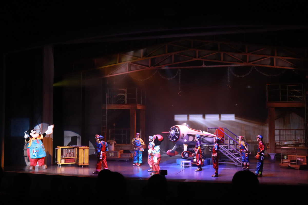 2re20250715_東京ディズニーシー「ハンガーステージ」の新エンターテイメントプログラム「ドリームス・テイク・フライト」の様子