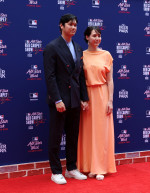 大谷翔平、真美子さんと手をつないでレッドカーペットに登場！