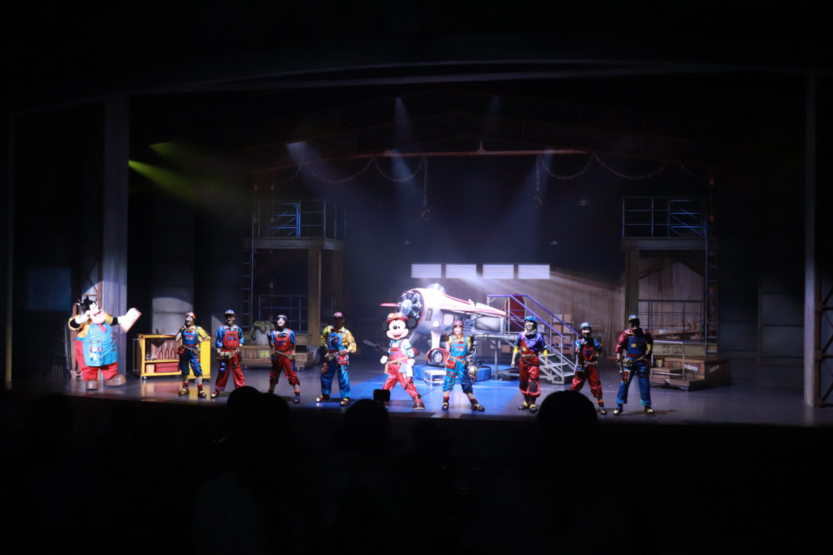 2re20250715_東京ディズニーシー「ハンガーステージ」の新エンターテイメントプログラム「ドリームス・テイク・フライト」の様子
