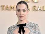『罪人たち』ヘイリー・スタインフェルド、大胆カットアウトドレスで美ボディチラ見せ