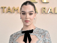 『罪人たち』ヘイリー・スタインフェルド、大胆カットアウトドレスで美ボディチラ見せ
