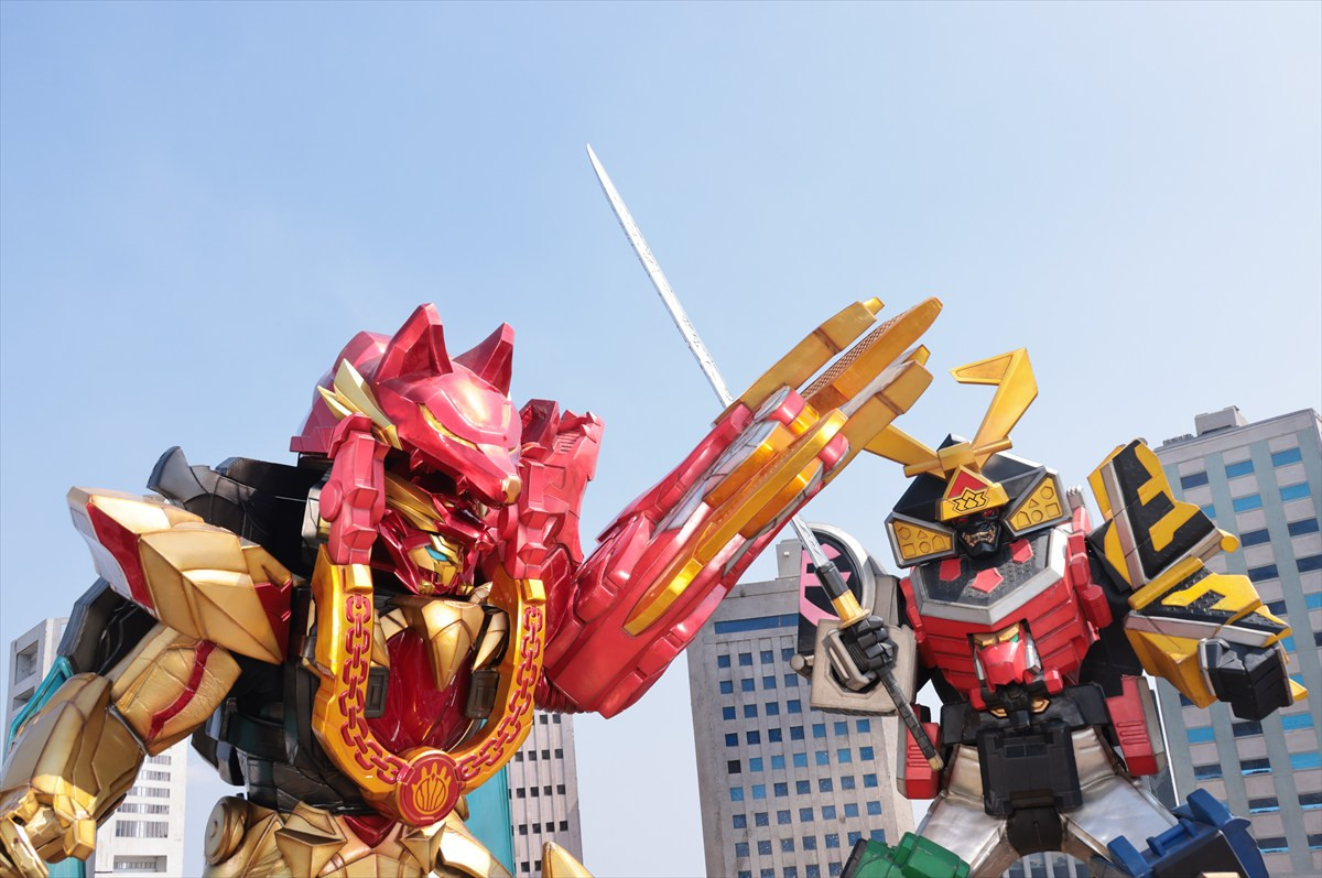 『ナンバーワン戦隊ゴジュウジャー』第21話「燃えるお祭り魂！テガソードSUMMER！」、ファイヤキャンドルがシンケンレッドに変身