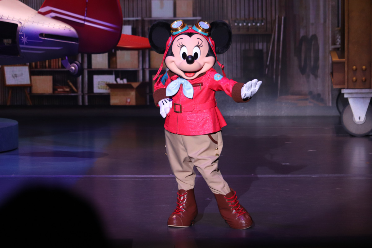 2re20250715_東京ディズニーシー「ハンガーステージ」の新エンターテイメントプログラム「ドリームス・テイク・フライト」の様子