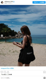 常夏が似合う“いいオンナ”！　後ろ姿にびっくり！　※「新山千春」インスタグラム