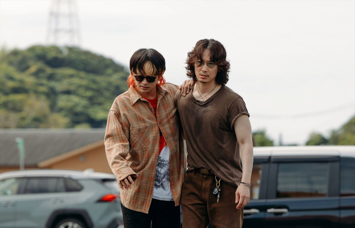 北村匠海が綾野剛にナイフを突きつける！　『愚か者の身分』場面写真10点解禁
