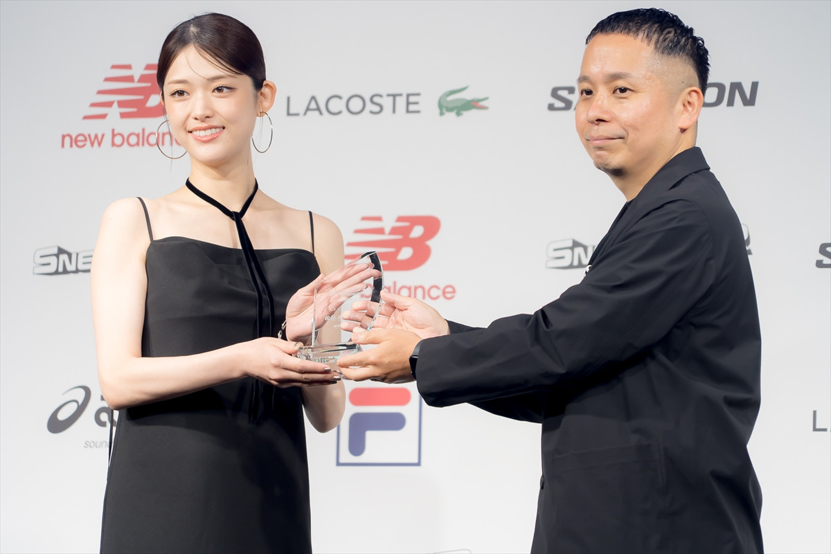 FRUITS ZIPPER、初のファッション賞受賞　スニーカーは「1年で3分の2以上は履いてる」