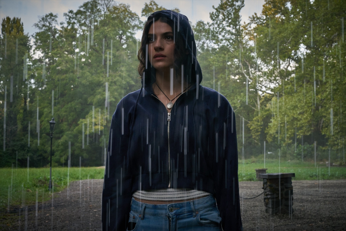 立ち尽くす主人公たち、待ち受ける残酷な“死”　R18+ホラー『アンティル・ドーン』場面写真一挙解禁