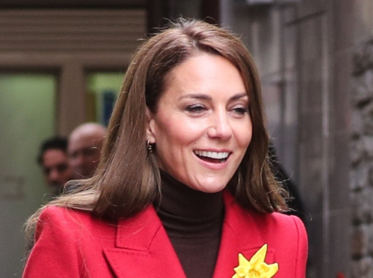 キャサリン妃、英王室&フランスへの想いを込めた真っ赤なドレスで晩餐会に