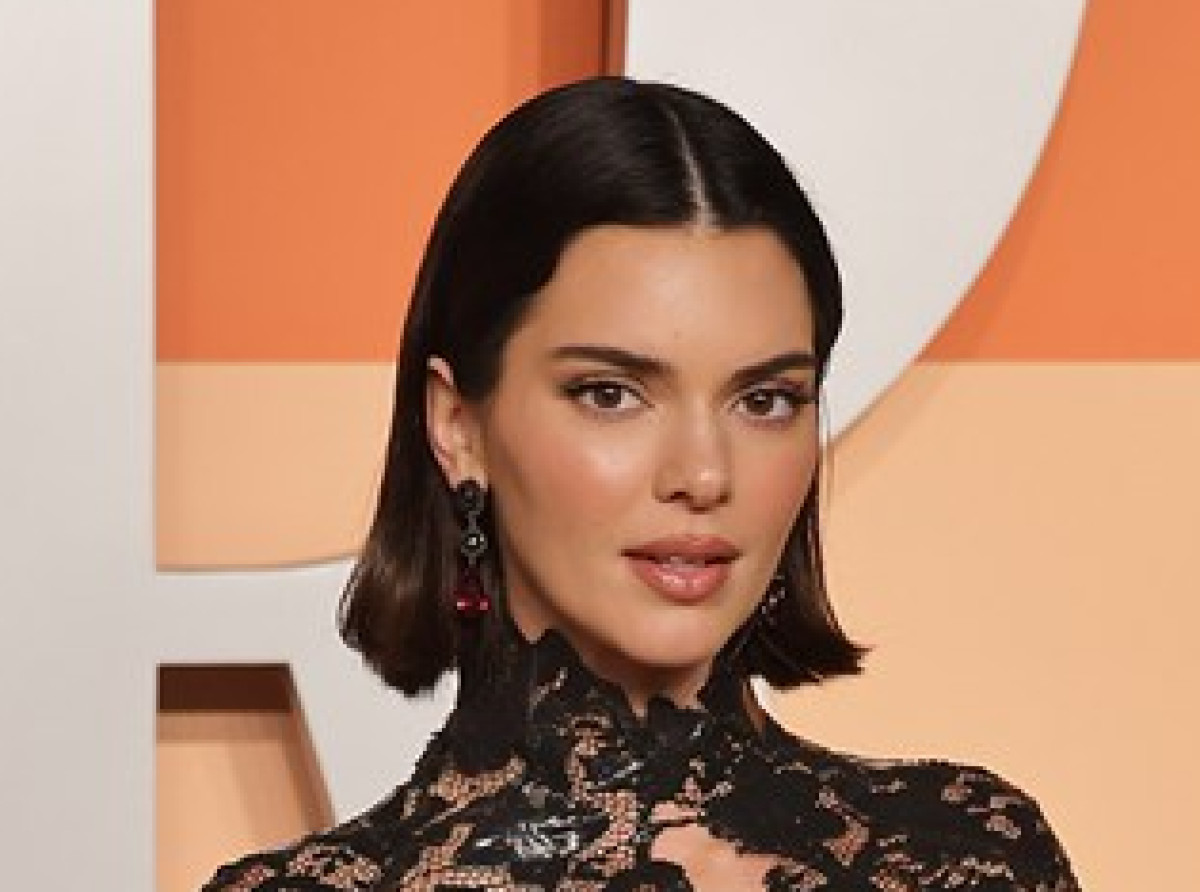 ケンダル・ジェンナー、トップレスで馬とポーズをとる大胆な新写真を公開