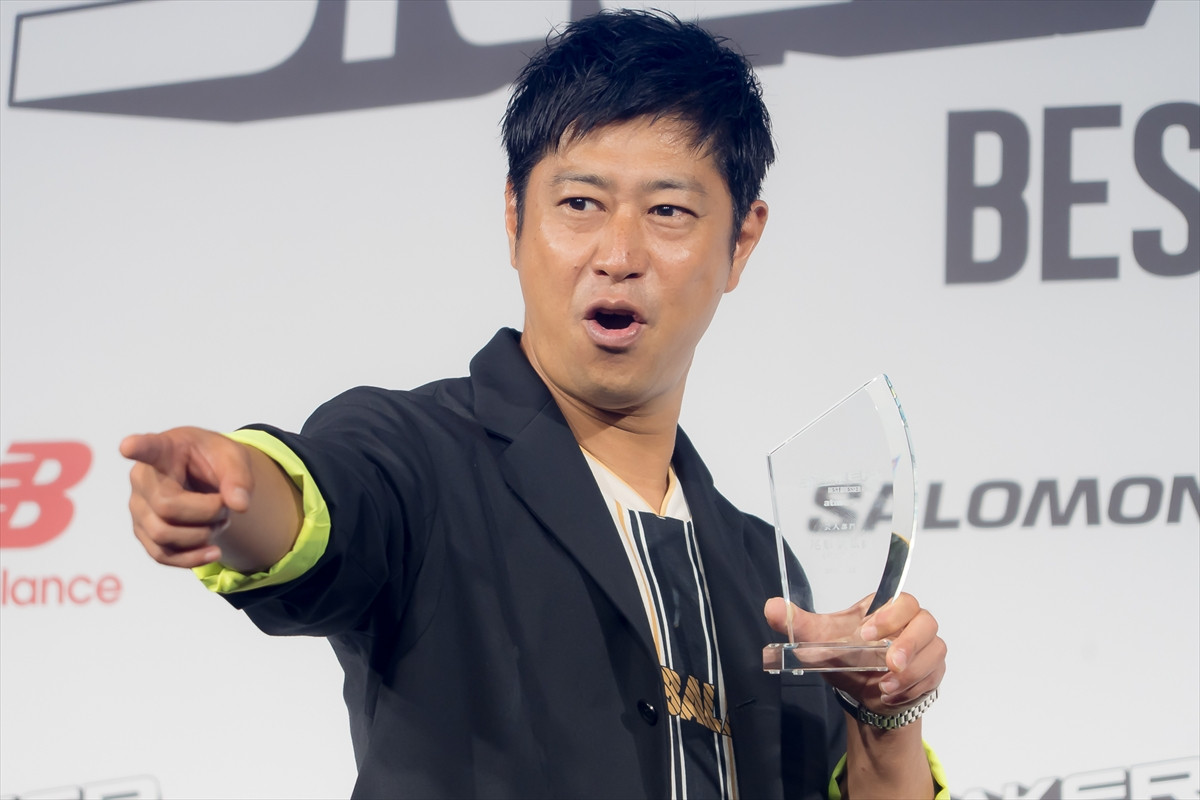 パンサー・尾形貴弘、「atmos presents SNEAKER BEST DRESSER AWARD 2025」授賞式・記者発表会に登場