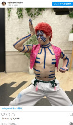 「ピーヤ」のポーズでかろうじて小島よしおと分かる猗窩座コスプレ　※「小島よしお」インスタグラム