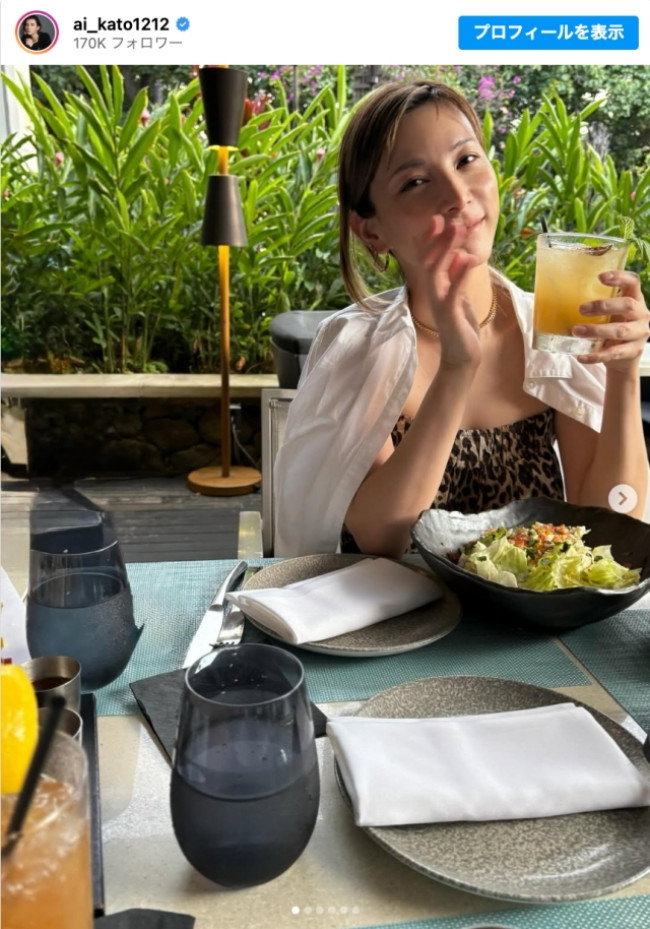 リゾートでくつろぐ加藤あい ※「加藤あい」インスタグラム