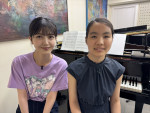 『24時間テレビ48‐愛は地球を救う‐』にてピアノの連弾を行う乃木坂46・久保史緒里と14歳の百里さん