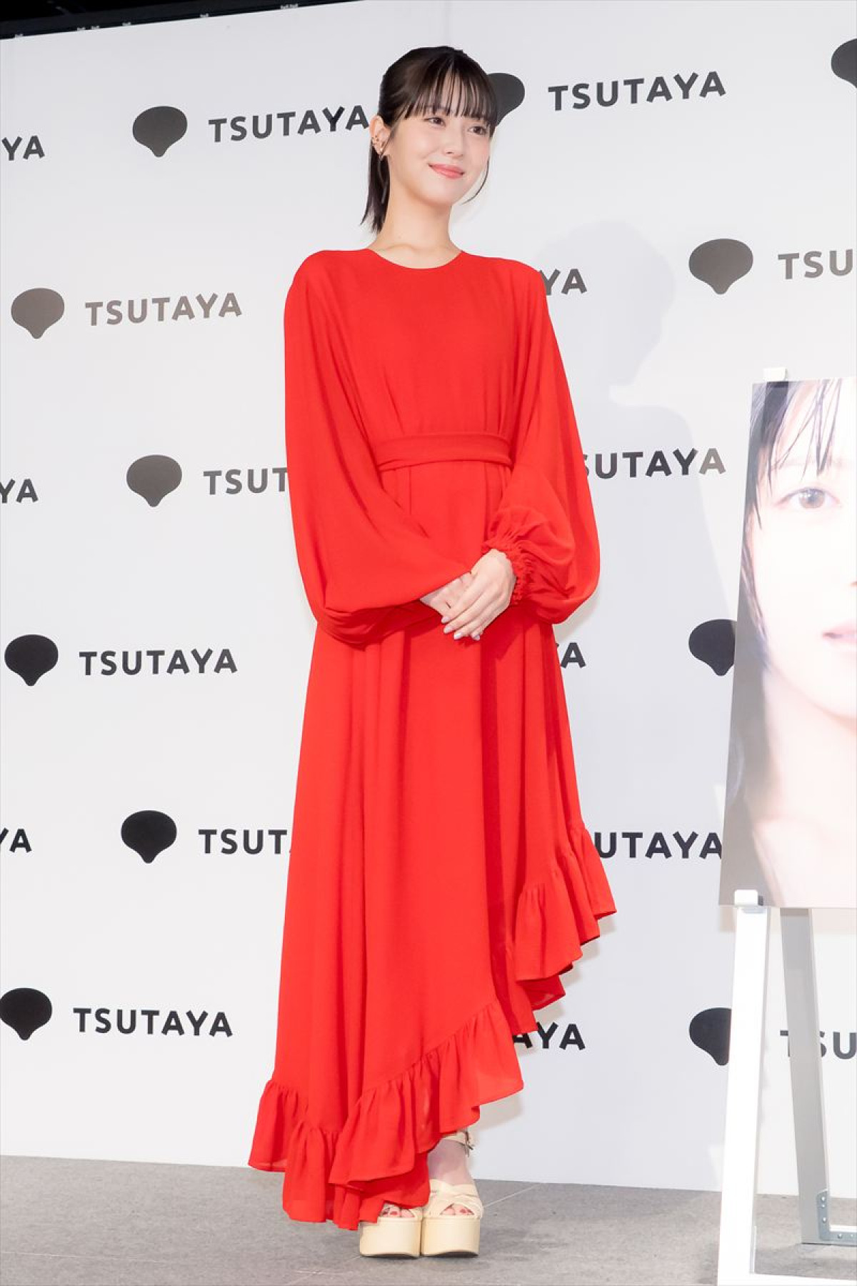 浜辺美波、初の“すっぴん撮影”で心がけたことは保湿「飛行機の中でもパック」