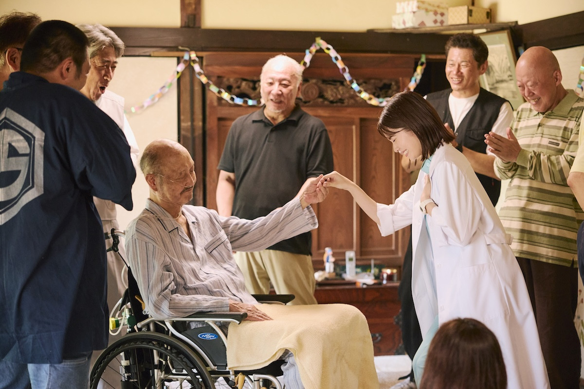 『19番目のカルテ』“徳重”松本潤の言葉に“滝野”小芝風花が号泣　ネット涙「丁寧で温かい」「辛いけど、神回」