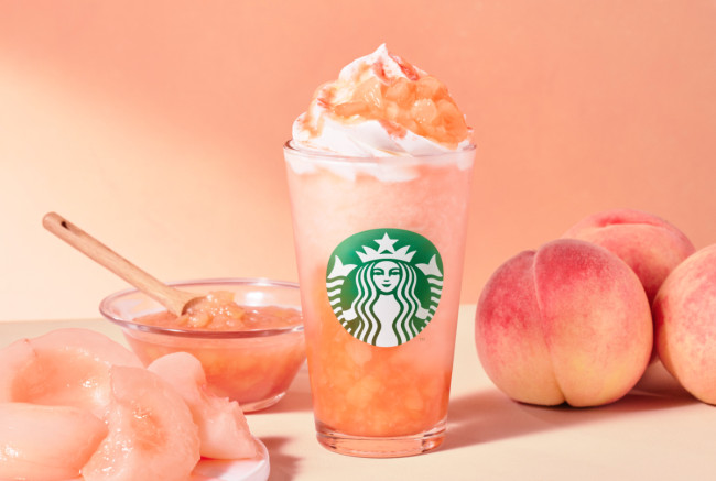 スタバ、ピーチ果肉の“追い”トッピングが可能に！　「More ヘブンリーピーチフラペチーノ」登場