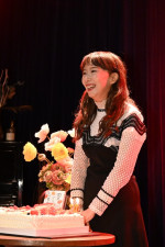 アグネス・チャン、『ひなげしはなぜ枯れない』発売会見に登場