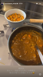 佐々木希の手作りカレーと、なめこの味噌汁　※「佐々木希」インスタグラム