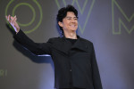 福山雅治、映画『ブラック・ショーマン』完成報告会に登場