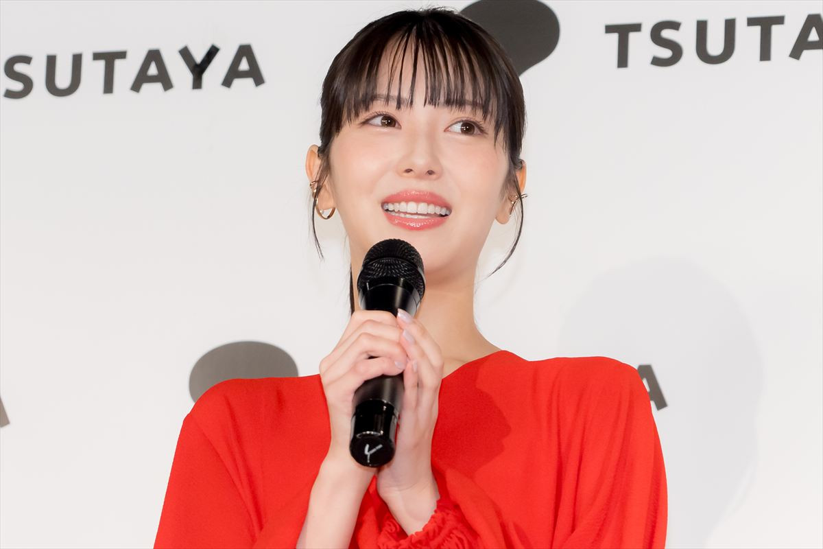 浜辺美波、初の“すっぴん撮影”で心がけたことは保湿「飛行機の中でもパック」