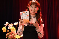 アグネス・チャン、『ひなげしはなぜ枯れない』発売会見に登場