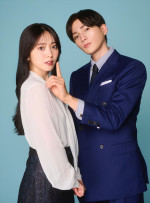 ドラマ『推しが上司になりまして フルスロットル』（左から）主演の鈴木愛理、共演する八木勇征