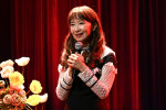 アグネス・チャン、『ひなげしはなぜ枯れない』発売会見に登場