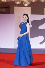映画『果てしなきスカーレット』、ヴェネチア国際映画祭でのレッドカーペットの様子