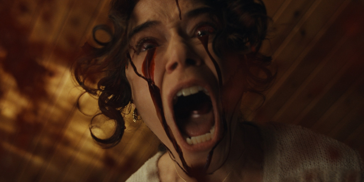 「世界が狂っているから」――“死”を描くホラーを人々が観る理由　『ザ・モンキー』オズグッド・パーキンス監督に聞く