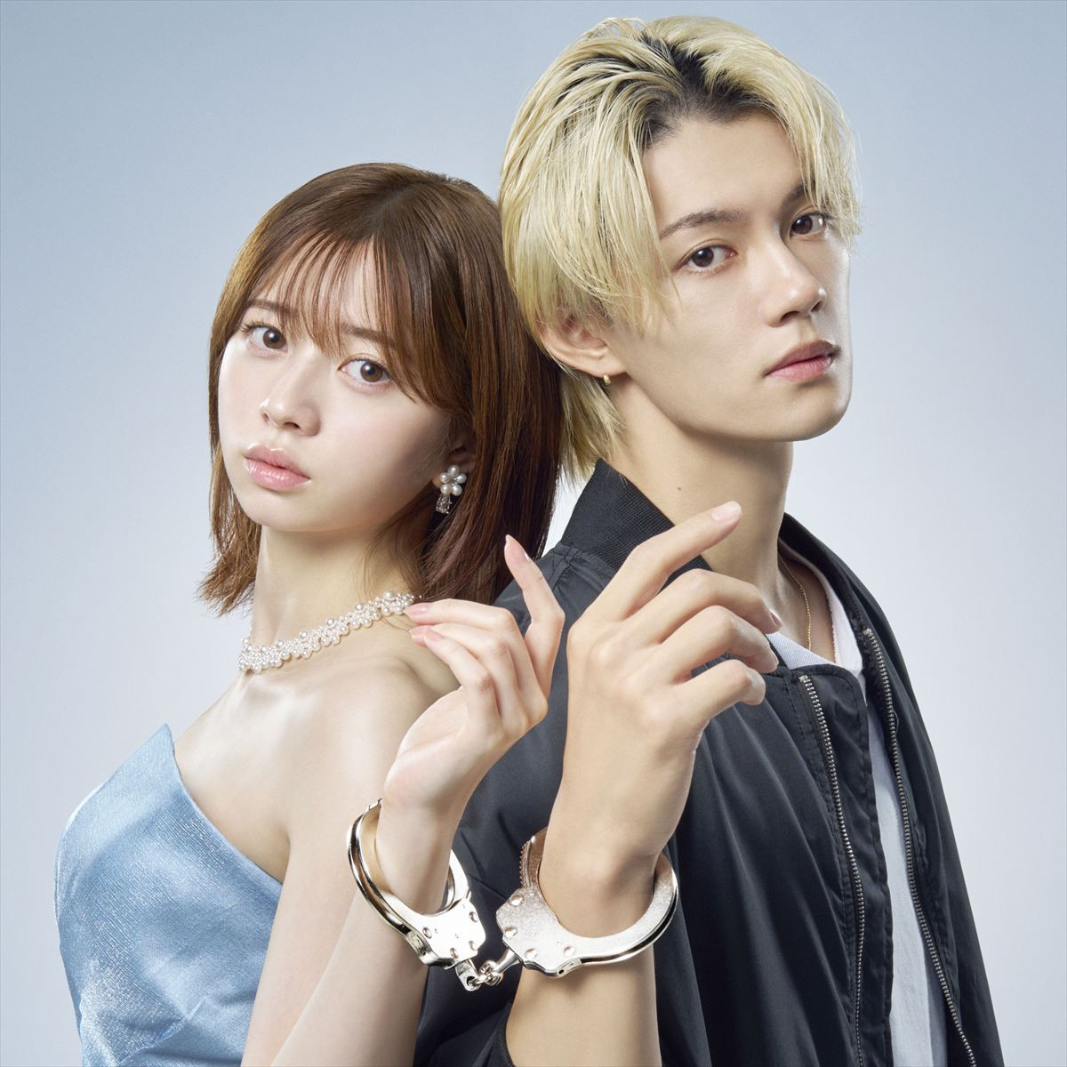ドラマ『ESCAPE それは誘拐のはずだった』主演の(左から)桜田ひより、佐野勇斗