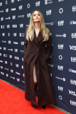 トロント国際映画祭に登場したアンジェリーナ・ジョリー、13年ぶりの美脚ポーズ披露