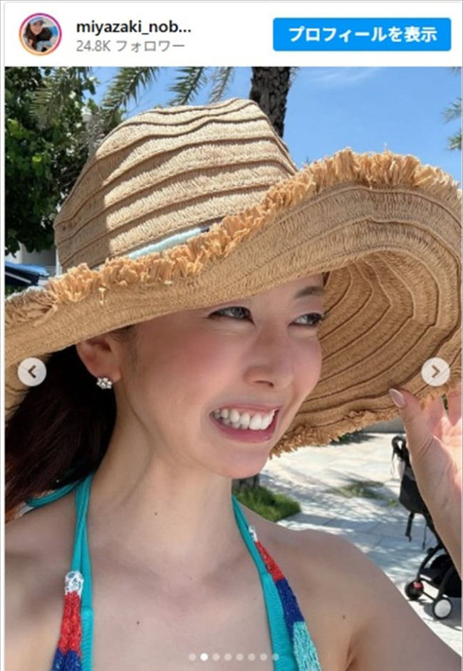 宮崎宣子、子どもと遊ぶプールショットを公開 ※「宮崎宣子」インスタグラム