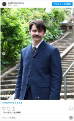 レフカダ・ヘブン役のトミー・バストウ ※『ばけばけ』公式インスタグラム
