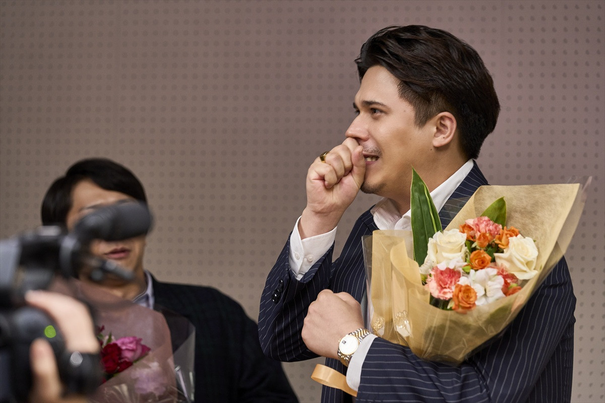 動員105万人突破！ 『ブラック・ショーマン』福山雅治＆有村架純らキャストのクランクアップ写真到着