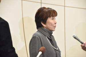 「大山のぶ代さんを偲ぶ会」に参列し、囲み取材に応じる十朱幸代