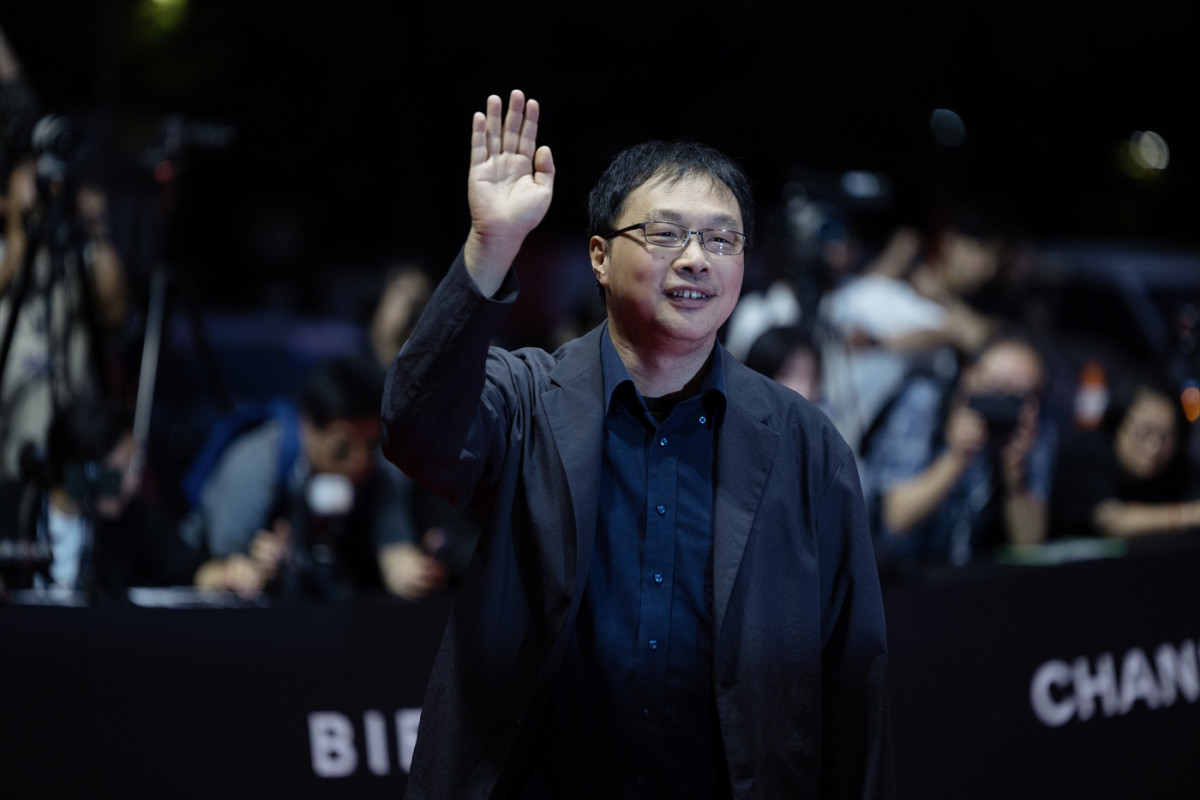 齊藤京子、シルバードレス姿で釜山国際映画祭レッドカーペットに登場！