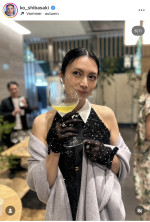 柴咲コウ、顔より大きなグラスで乾杯! 肩だしドレス姿でキメポーズ「柴咲コウ」インスタグラム