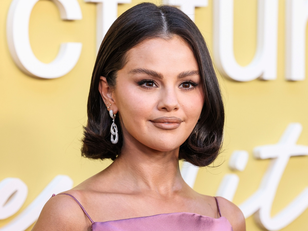 セレーナ・ゴメス、パープルのミニドレスを纏った輝く姿でチャリティイベントを主催