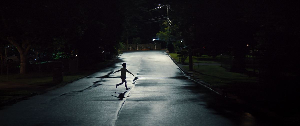 ネタバレ厳禁考察ミステリー『ウェポンズ』11.28公開! 場面写真&メイキングカット公開