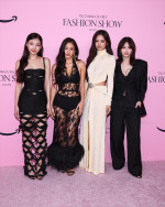 TWICE（左から）ナヨン＆ジヒョ＆ツウィ＆モモ、ピンクカーペットに登場